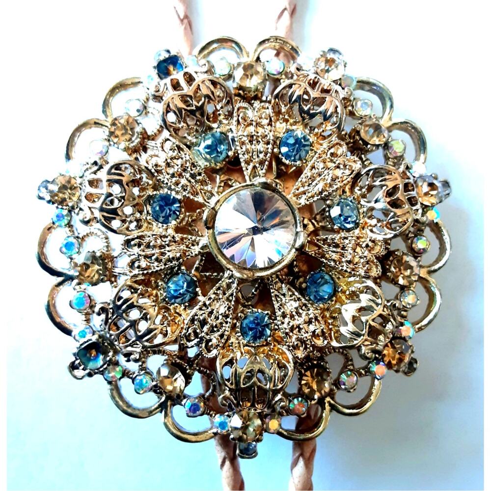 💎Handmade Gold Tone Filagree Rhinestone Brooch Bolo Tie Tan Braided Leather Cord